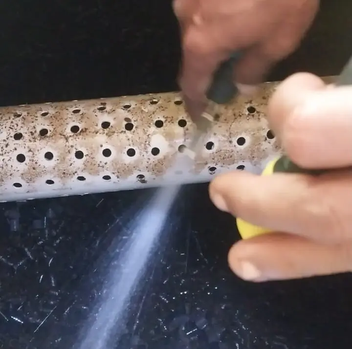 Pembersihan pipa perforasi aerasi pada bagian internal reaktor IPAL